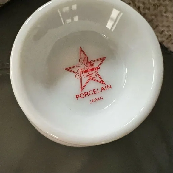 VINTAGE 1986 ALL THE TRIMMINGS 9 oz HOLLY & BERRIES Footed PORCELAIN MUG Cup - Picture 12 of 14